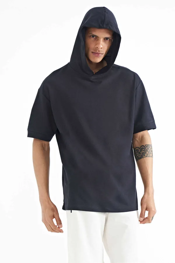 Tommylife Wholesale T-shirt oversize à capuche bleu marine avec étiquette sur la manche - 88179