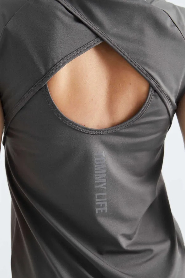 Tommylife Toptan Koyu Gri Sırt Pencereli Kısa Kol Standart Kalıp O Yaka Kadın T-Shirt - 97101