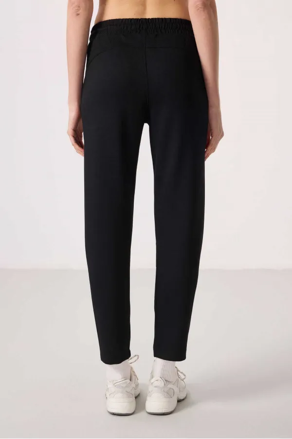 Tommylife Wholesale Soft Textured Hidden Zipper Slim Fit Women's Trousers - 94668 Black