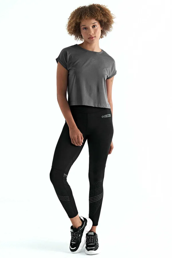 Tommylife Toptan Koyu Gri Logo Baskılı O Yaka Düşük Kol Oversize Kadın Crop T-Shirt - 97262