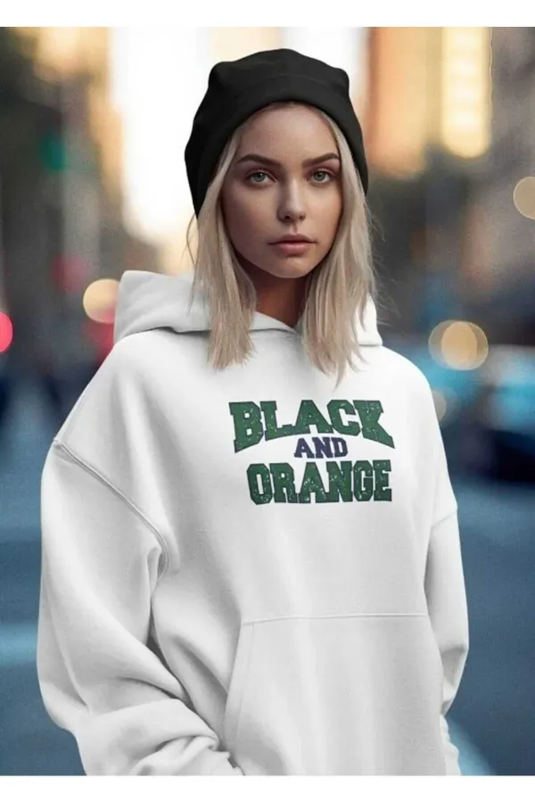 Pull blanc imprimé noir et orange