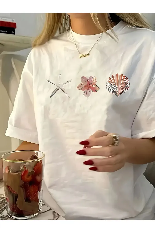 Kadın Beyaz Deniz Kabugu Baskılı Oversize Rahat Kesim Şık T-shirt