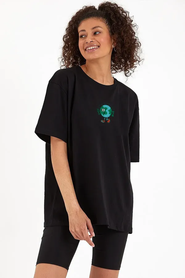 Kadın Siyah Earth Baskılı Bisiklet Yaka Oversize Pamuklu T-shirt