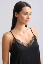 Nuisette courte en satin noir à col en dentelle pour femme