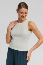 Débardeur en coton égyptien pour femme, à patte de boutonnage sur le devant, écru