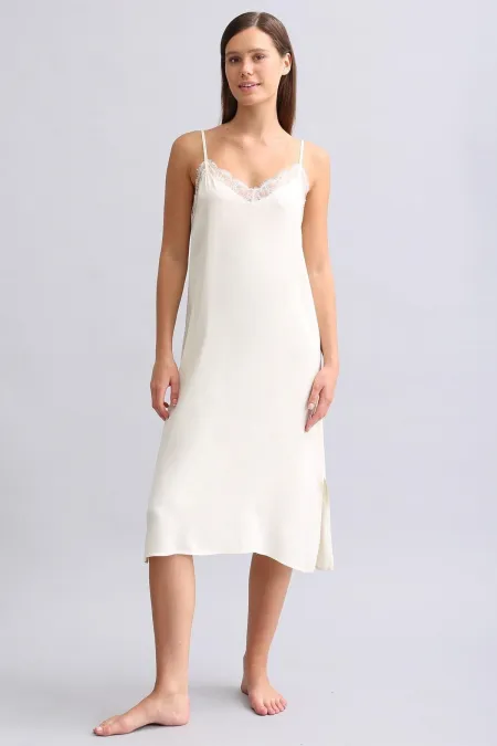 Nuisette en satin écru à détails en dentelle pour femme
