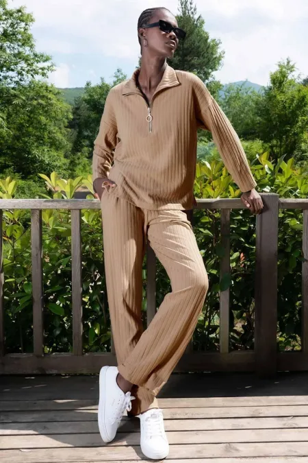 Ensemble de survêtement côtelé en lycra viscose beige pour femme, de marque égyptienne.