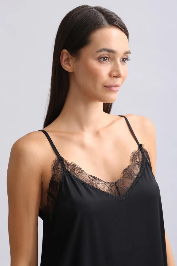 Nuisette courte en satin noir à col en dentelle pour femme