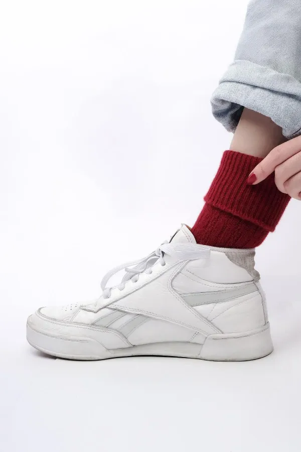 Chaussettes simples incurvées en laine de mouton rouge pour femmes égyptiennes