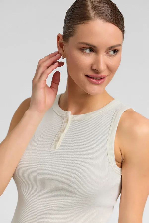 Débardeur en coton égyptien pour femme, à patte de boutonnage sur le devant, écru