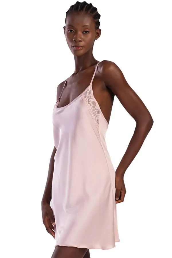 Nuisette en satin fuchsia pour femme égyptienne