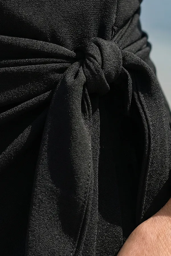 Maillot de bain une pièce noir à une épaule orné de broderies égyptiennes