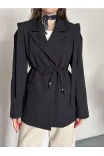 VESTE AVEC CEINTURE D'ÉPAULE ET MANCHES TOMBASES