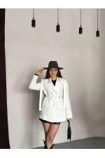 VESTE AVEC CEINTURE D'ÉPAULE ET MANCHES TOMBASES