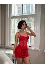 ROBE À GLOBE ET DÉTAILS EN DENTELLE