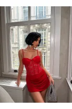 ROBE À GLOBE ET DÉTAILS EN DENTELLE