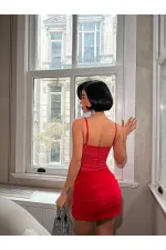 ROBE À GLOBE ET DÉTAILS EN DENTELLE