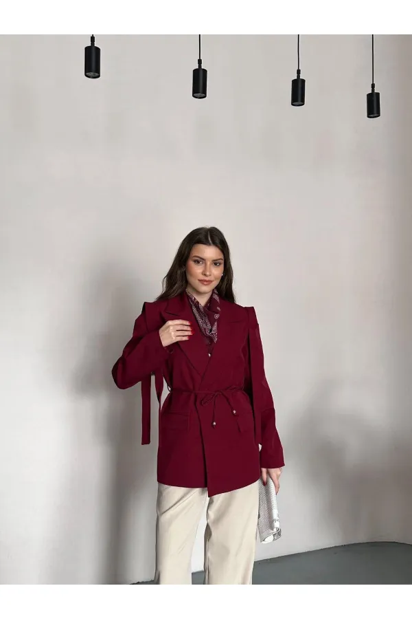 VESTE AVEC CEINTURE D'ÉPAULE ET MANCHES TOMBASES