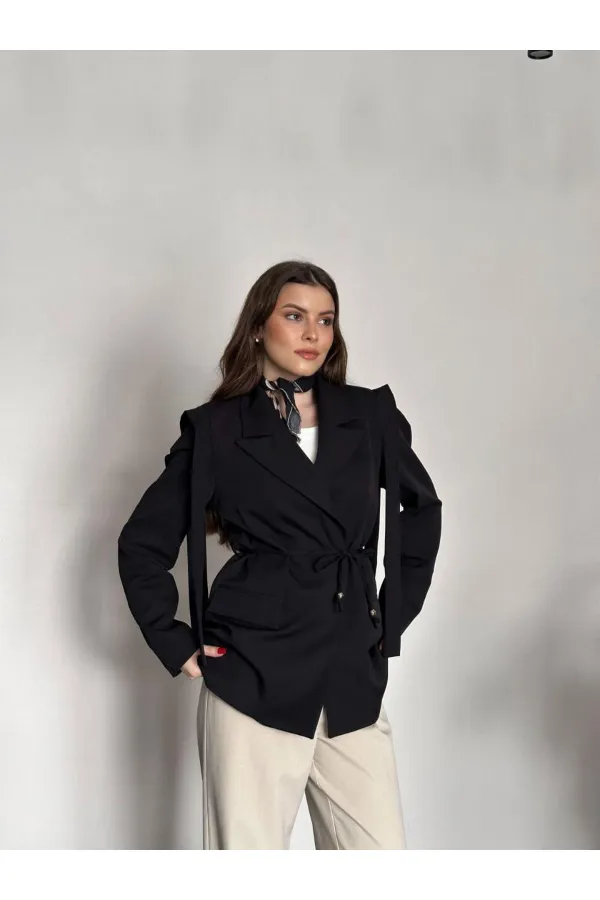 VESTE AVEC CEINTURE D'ÉPAULE ET MANCHES TOMBASES