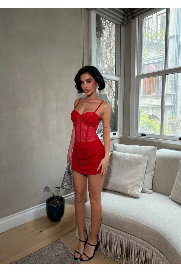 ROBE À GLOBE ET DÉTAILS EN DENTELLE