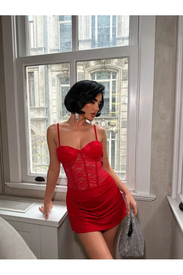 ROBE À GLOBE ET DÉTAILS EN DENTELLE