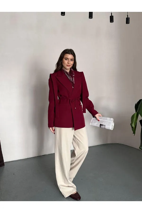 VESTE AVEC CEINTURE D'ÉPAULE ET MANCHES TOMBASES