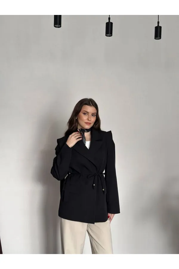 VESTE AVEC CEINTURE D'ÉPAULE ET MANCHES TOMBASES