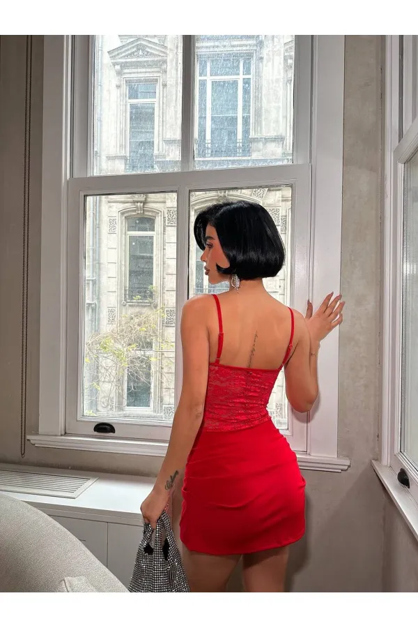 ROBE À GLOBE ET DÉTAILS EN DENTELLE