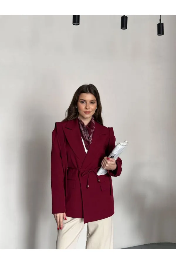 VESTE AVEC CEINTURE D'ÉPAULE ET MANCHES TOMBASES