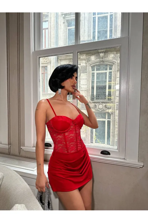 ROBE À GLOBE ET DÉTAILS EN DENTELLE